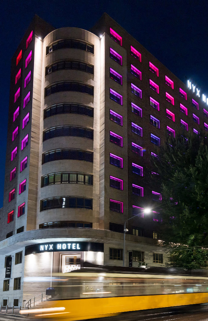 Iluminat arhitectural hotel RGB - proiectoare ferestre Arcada