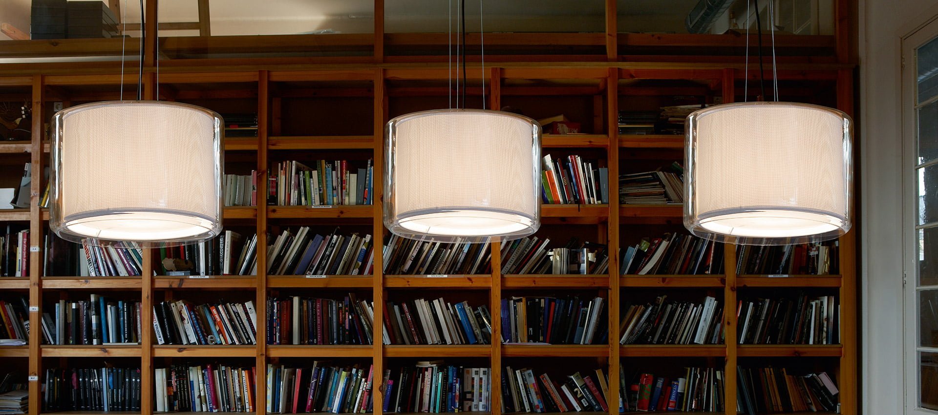Lampa suspendata sticla biblioteca