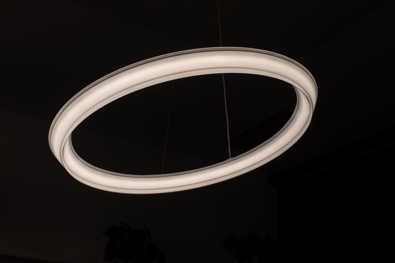 Detaliu lampa suspendata circulara LED