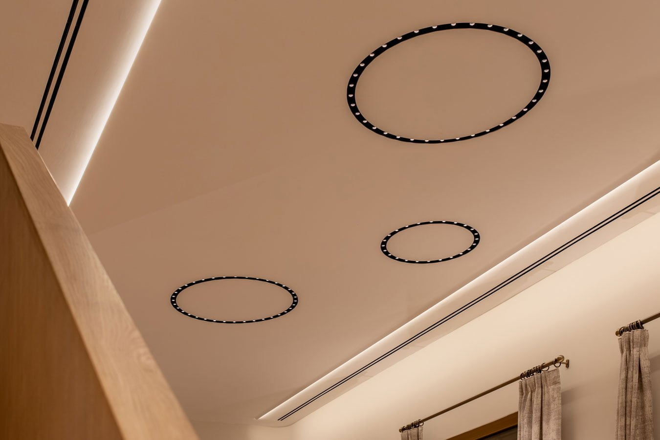 Iluminat arhitectural cercuri LED incastrate in tavan