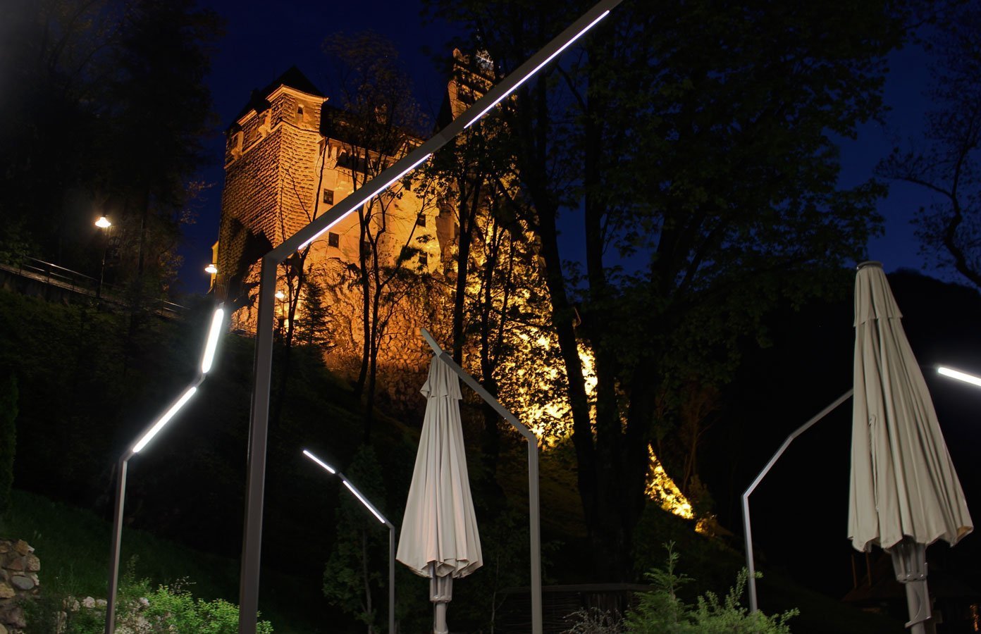 Iluminat stalpi exteriori - restaurant Castelul Bran